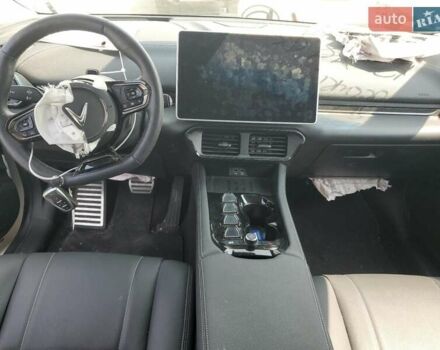 Белый VinFast VF-8, объемом двигателя 0 л и пробегом 18 тыс. км за 12500 $, фото 7 на Automoto.ua