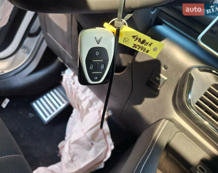 Белый VinFast VF-8, объемом двигателя 0 л и пробегом 3 тыс. км за 12999 $, фото 12 на Automoto.ua