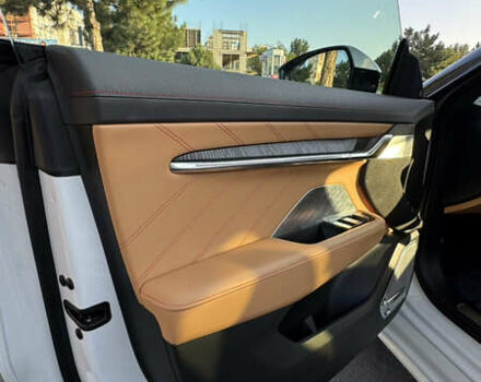 Белый Zeekr 001, объемом двигателя 0 л и пробегом 14 тыс. км за 40900 $, фото 5 на Automoto.ua