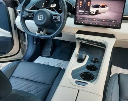 Zeekr 001 2024 в Днепре (Днепропетровске) на Automoto.ua Белый Zeekr 001, объемом двигателя 0 л и пробегом 10 тыс. км за 45999 $, фото 16 на Automoto.ua