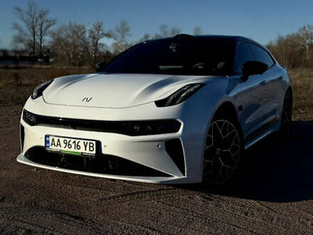 Zeekr 001 2024 в Киеве на Automoto.ua Белый Zeekr 001, объемом двигателя 0 л и пробегом 11 тыс. км за 42500 $, фото 1 на Automoto.ua