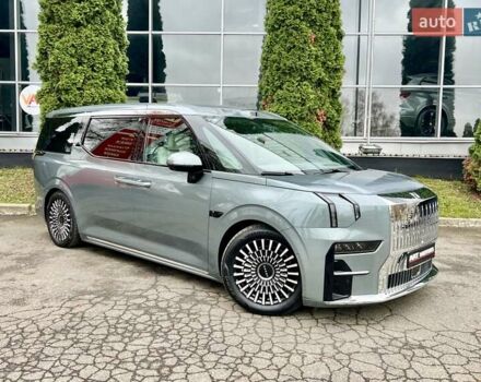 Серый Zeekr 009, объемом двигателя 0 л и пробегом 11 тыс. км за 68999 $, фото 2 на Automoto.ua
