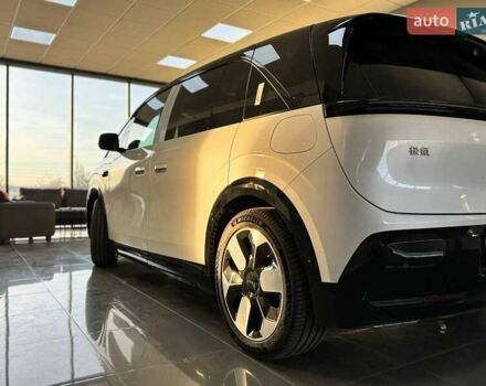 Белый Zeekr Mix, объемом двигателя 0 л и пробегом 1 тыс. км за 49899 $, фото 3 на Automoto.ua