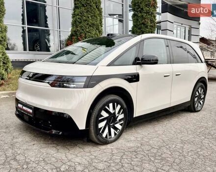 Сірий Zeekr Mix, об'ємом двигуна 0 л та пробігом 3 тис. км за 46500 $, фото 6 на Automoto.ua